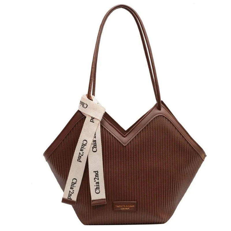 Alt text: Bolsa Tote Feminina em Couro Royale Marrom Claro elegante.