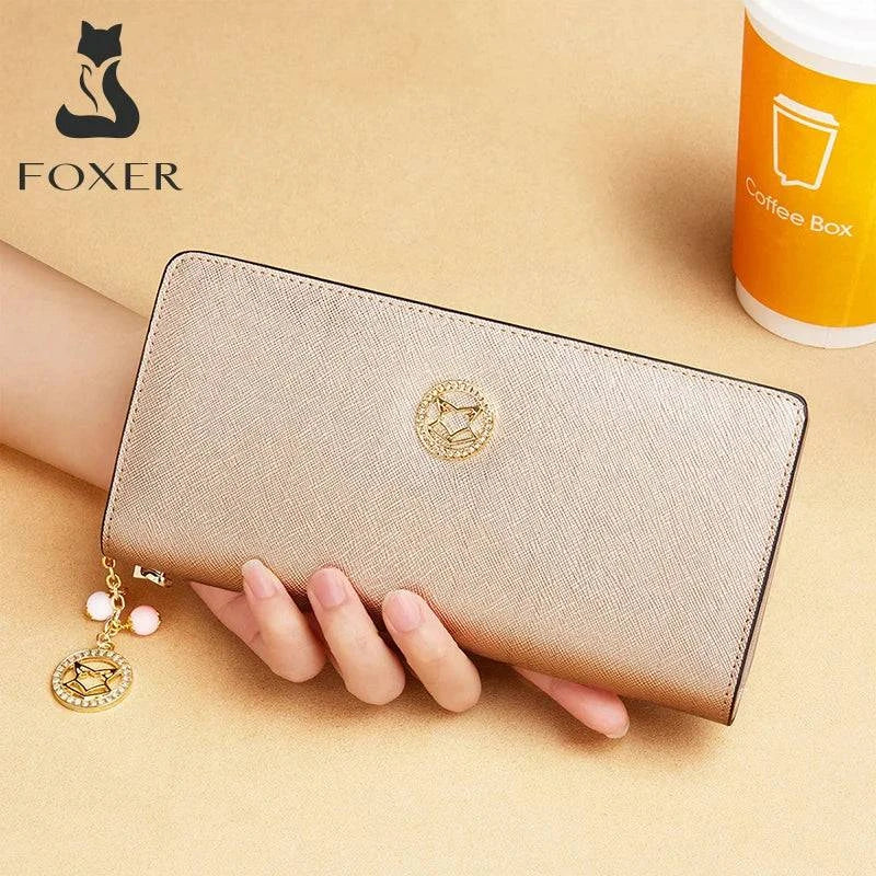 Alt text: Carteira feminina de couro premium em tom marrom elegante.