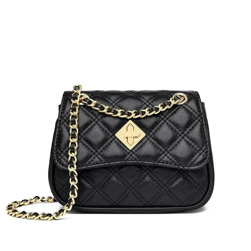 Alt text: Bolsa tiracolo acolchoada preta com corrente de metal.