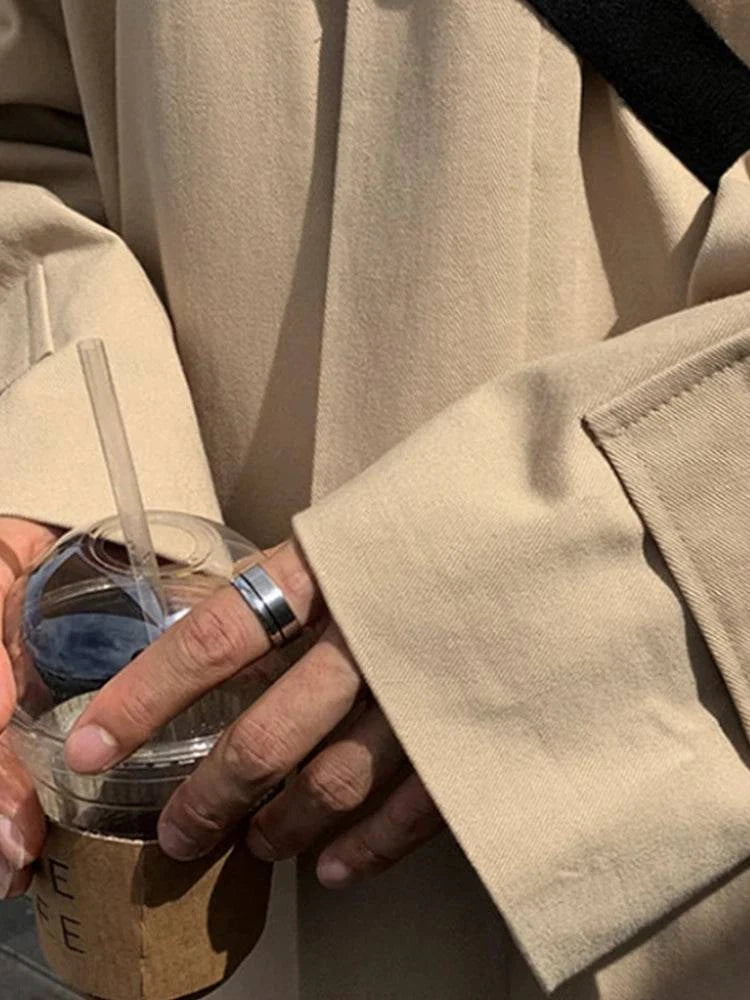 Detalhe da manga do sobretudo masculino creme com acabamento largo. Tecido confortável e ideal para dias frios.