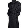 Sobretudo Masculino Longo Preto Tech com Cinto em tecido impermeável, com abotoamento duplo e gola alta. Ideal para dias frios e chuvosos.