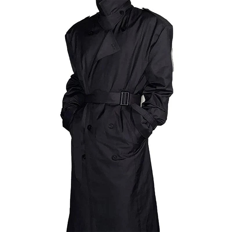 Sobretudo Masculino Longo Preto Tech com Cinto em tecido impermeável, com abotoamento duplo e gola alta. Ideal para dias frios e chuvosos.
