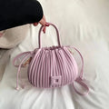 Alt text: Bolsa feminina bucket texturizada em tom neutro e elegante.