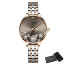 Relógio feminino Curren com mostrador cinza e flores gravadas, pulseira aço inox dois tons