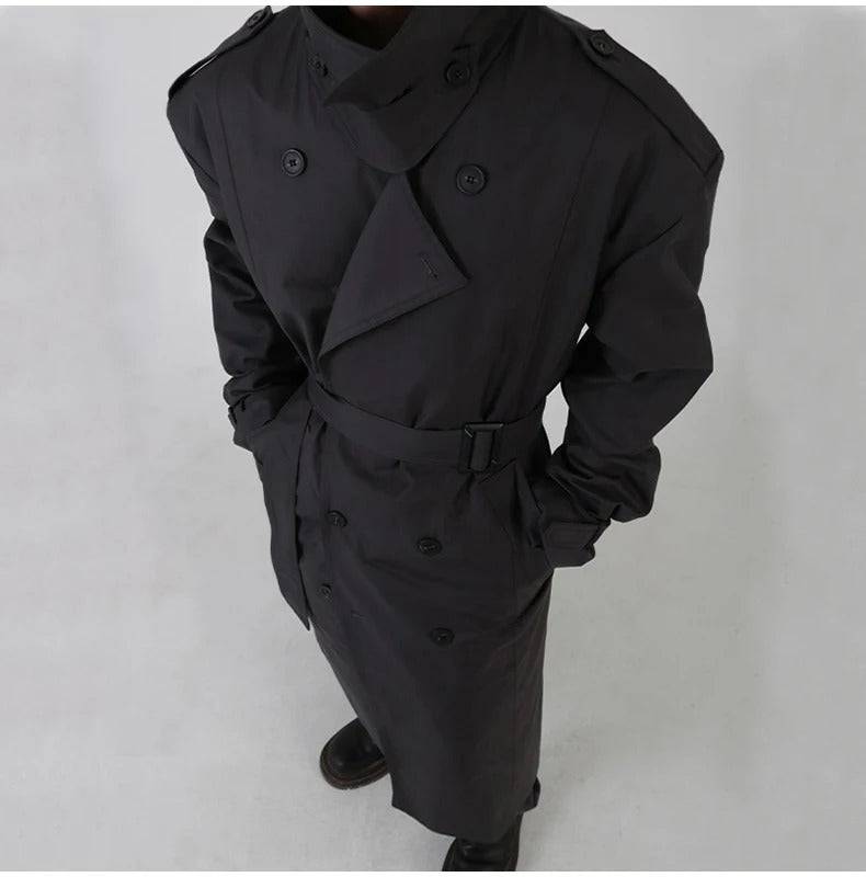 Vista superior do sobretudo masculino preto tech com cinto. Modelo clássico com toque moderno para moda masculina casual.