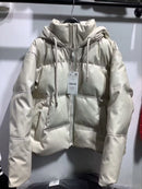 Jaqueta puffer feminina creme com capuz ajustável e zíper frontal