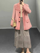 Jaqueta rosa com lapela italiana sobre blusa creme e calça cinza, estilo vintage elegante
