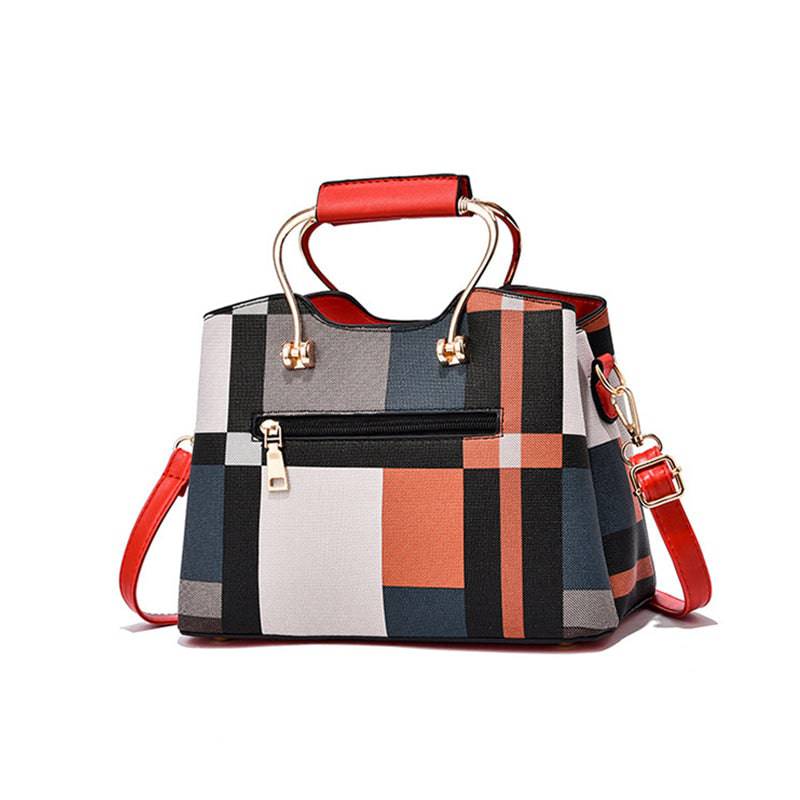 Alt text: Bolsa feminina de couro estruturada com estampa xadrez em tons neutros.