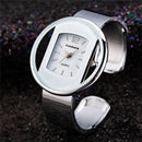 Relógio feminino com mostrador branco circular e pulseira bracelete prateada