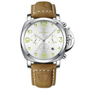 Relógio de pulso cronógrafo com mostrador branco, numerais verde-limão e pulseira de couro marrom