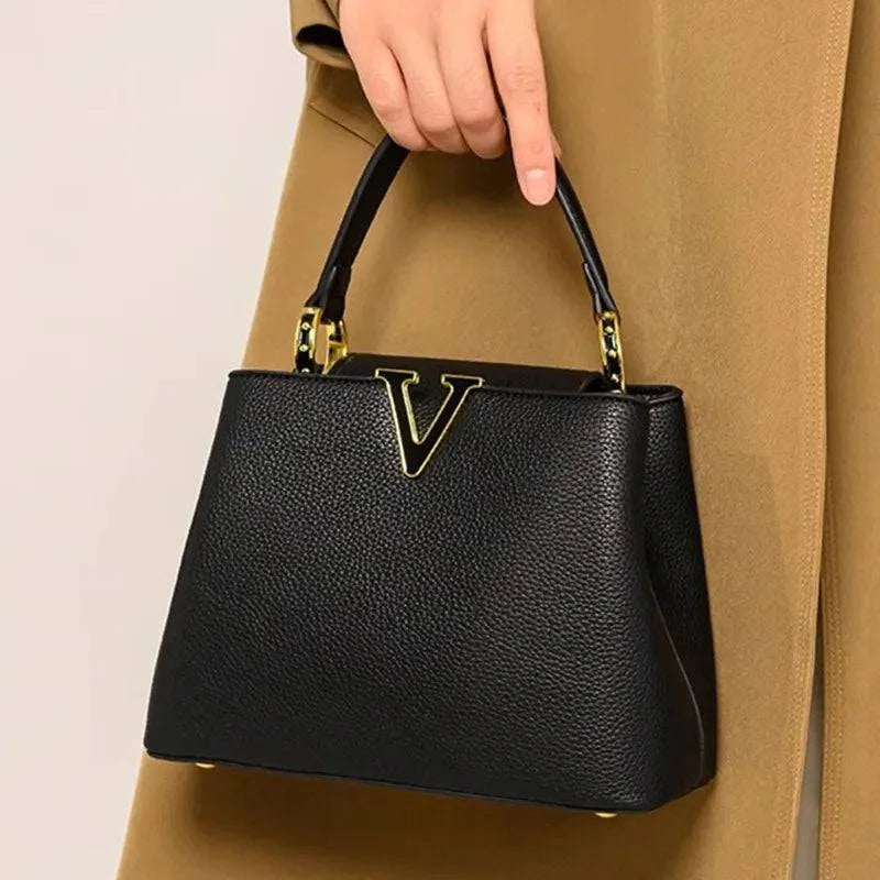 Alt text: Bolsa feminina de couro na cor celeste, elegante e sofisticada.