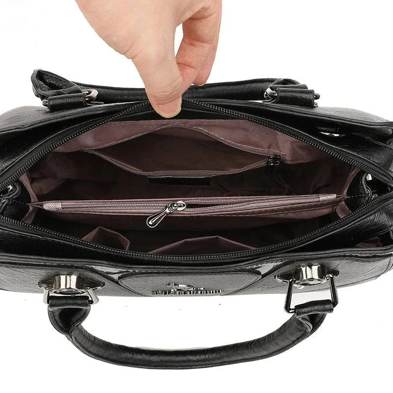 Alt text: Bolsa feminina de couro Monarque em tom neutro.