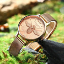 Relógio feminino com pulseira de malha rosé e motivo de abelha no mostrador