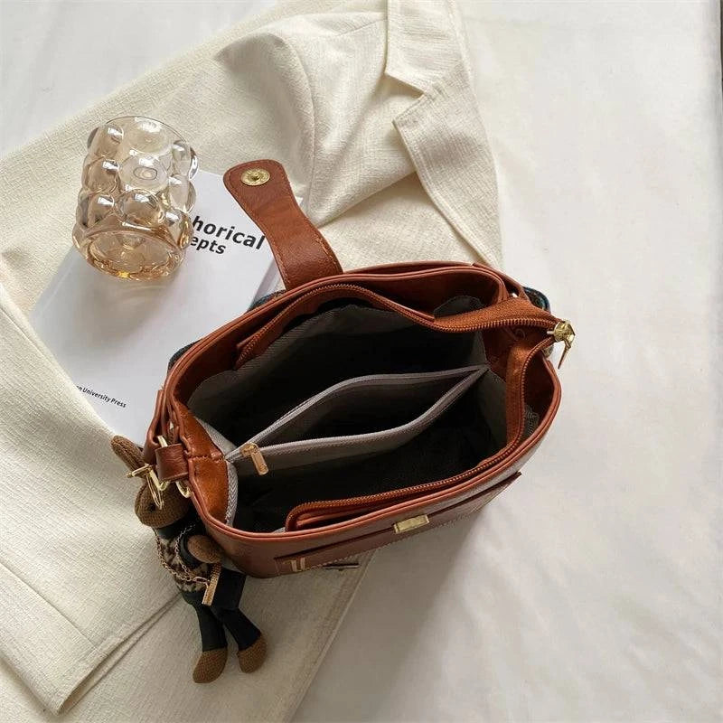 Alt text: Bolsa Tote Feminina Transversal Pequena Cristalle em tom neutro.