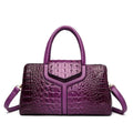 Alt text: Bolsa Satchel Feminina de Couro Elisium em tom neutro.