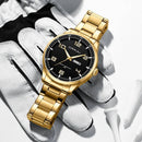 Relógio de aço inoxidável dourado com mostrador preto em pulseira de elo