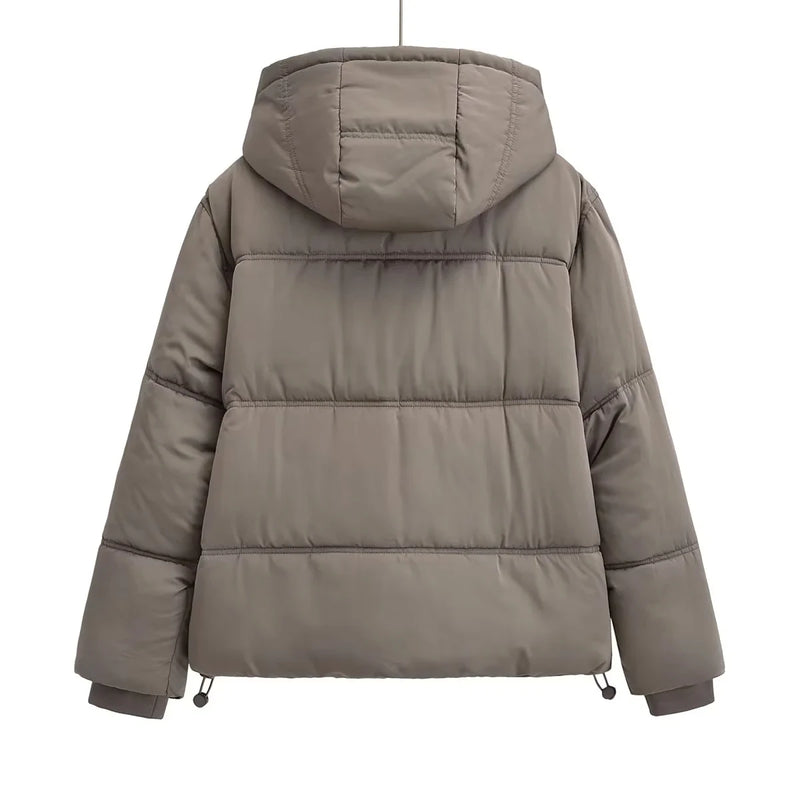 A imagem mostra a Jaqueta Feminina Puffer para Inverno Zellum na cor taupe, vista de trás. Apresenta costura horizontal, capuz, mangas longas com punhos canelados, bainha com cordão e tecido fosco quente.