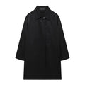 Casaco feminino longo evasê preto Zellum, caimento fluido em A com gola camisa