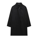 Casaco feminino longo evasê preto Zellum, caimento fluido em A com gola camisa