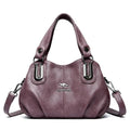 Bolsa feminina de couro legítimo preta com alça dupla.