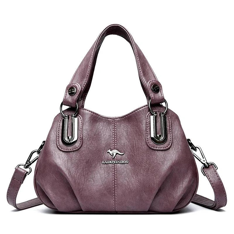 Bolsa feminina de couro legítimo preta com alça dupla.