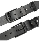 Dois cintos de couro preto com fivelas de metal