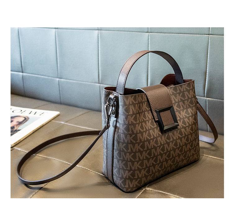 Alt text: Bolsa transversal feminina em couro sintético preto Finesse Vogue.