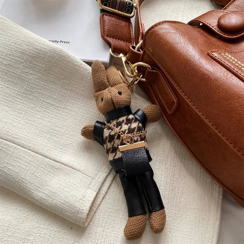 Alt text: Bolsa Tote Feminina Transversal Pequena Cristalle em couro marrom.