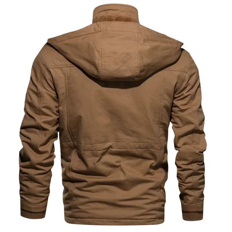 Jaqueta Masculina Militar Forrada marrom-amarronzada da Zellum, vista na parte de trás com capuz, mangas longas, costuras pespontadas e cintura levemente ajustada. Feita de tecido resistente para clima frio, essa jaqueta não tem marcas ou logotipos visíveis.
