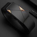 Cinto preto com fivela dourada e detalhes geométricos
