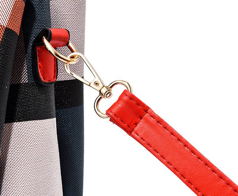 Alt text: Bolsa feminina de couro estruturada com estampa xadrez preta e branca.