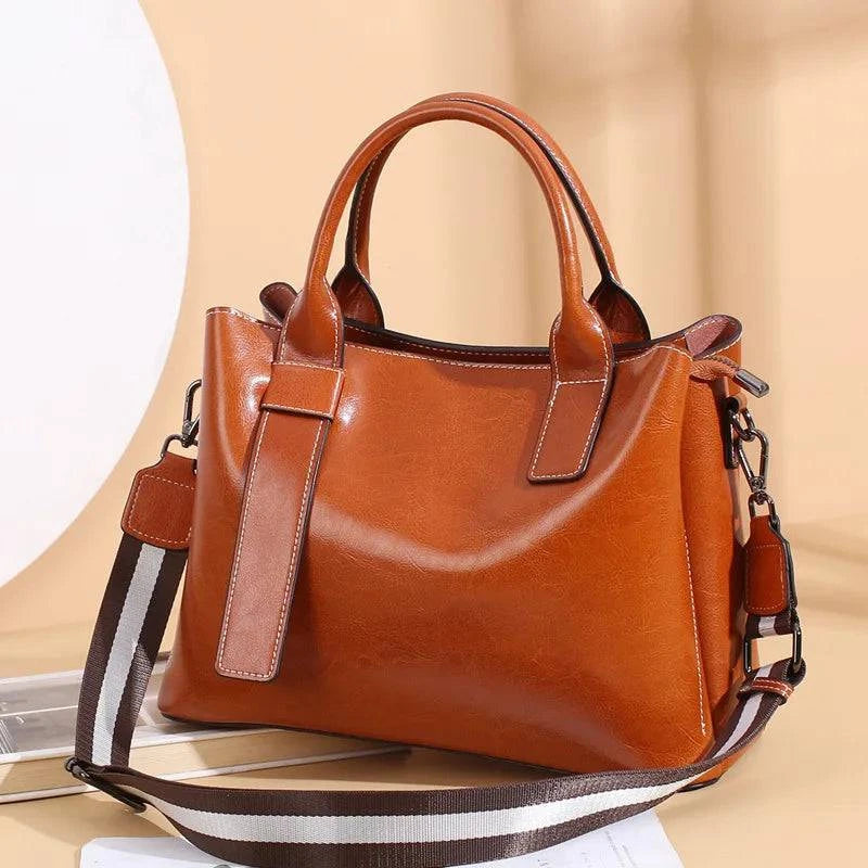 Alt text: Bolsa feminina tote em couro genuíno glam marrom.