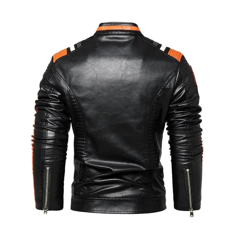 Costas da jaqueta aviador militar masculina de couro preta, com listras laranja e brancas nos ombros e braços, e zíperes prateados nos punhos. O design detalhado confere um visual arrojado e de alta exclusividade para quem busca um estilo de pilotagem em Embu das Artes.