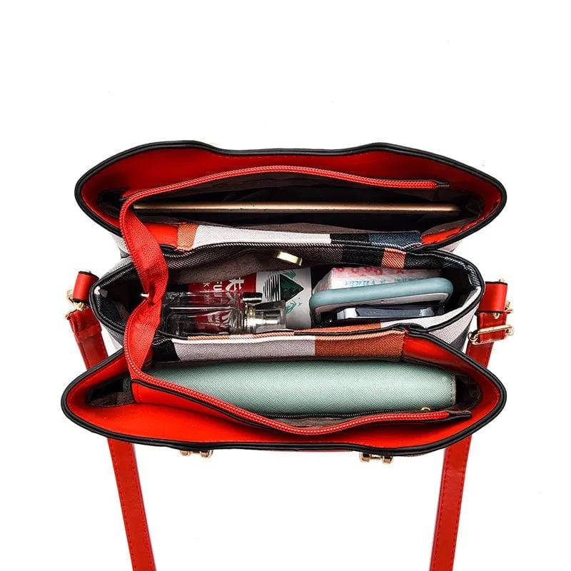 Alt text: Bolsa feminina de couro estruturada com estampa xadrez em tons neutros.