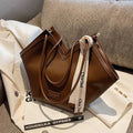 Alt text: Bolsa Tote feminina em couro Royale marrom elegante.