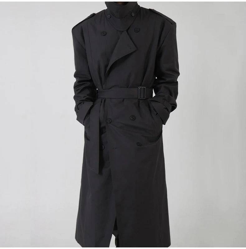 Sobretudo preto masculino estilo europeu com cinto ajustável e corte clássico. Perfeito para moda outono/inverno com frete grátis.