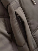 Jaqueta puffer taupe com bolso aberto e zíper preto em destaque