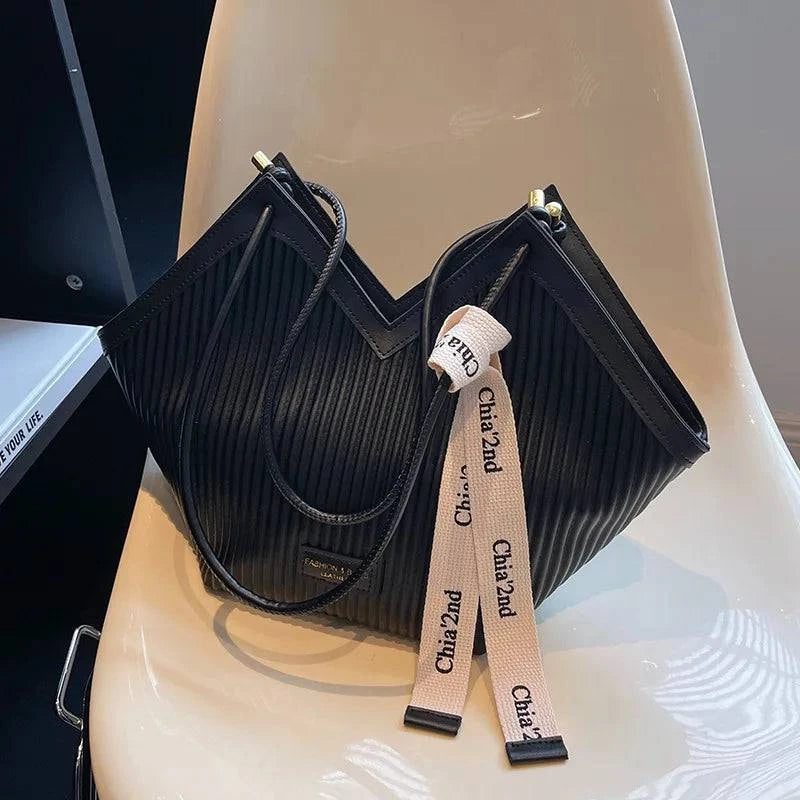 Bolsa Tote Feminina em Couro Royale Marrom Claro e Elegante.