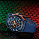 Relógio esportivo com cronógrafo, caixa azul-marinho, detalhes em laranja e pulseira de silicone