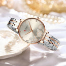 Relógio feminino analógico com mostrador creme, flores gravadas e pulseira em aço inox bicolor