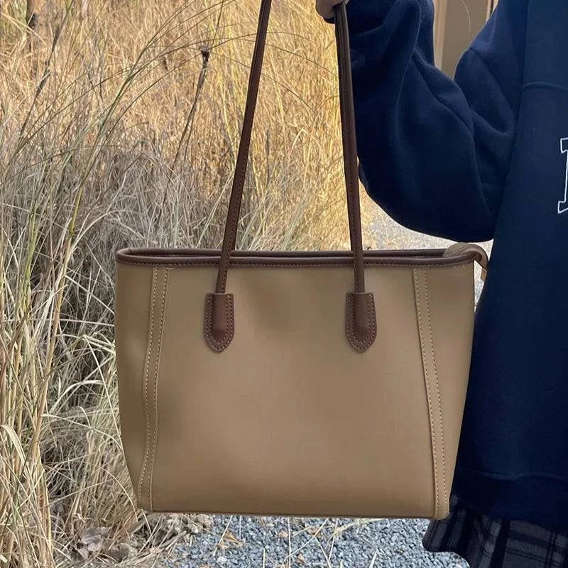 Alt text: Bolsa feminina de couro Tote Glam em tom neutro.