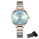 Relógio feminino Curren com mostrador azul claro, detalhes florais gravados e pulseira two-tone