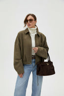 Jaqueta bomber feminina oversized de camurça com gola camisa e zíper Zellum