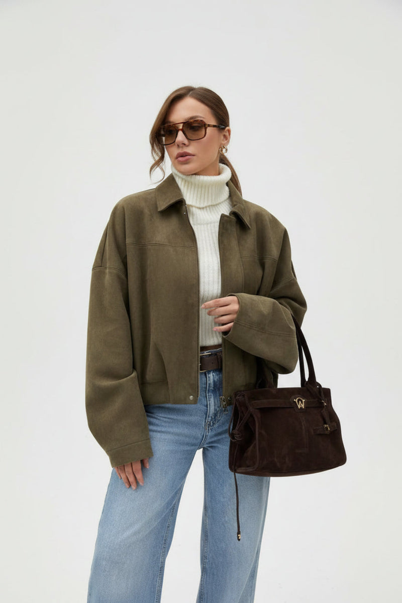 Jaqueta bomber feminina oversized de camurça com gola camisa e zíper Zellum