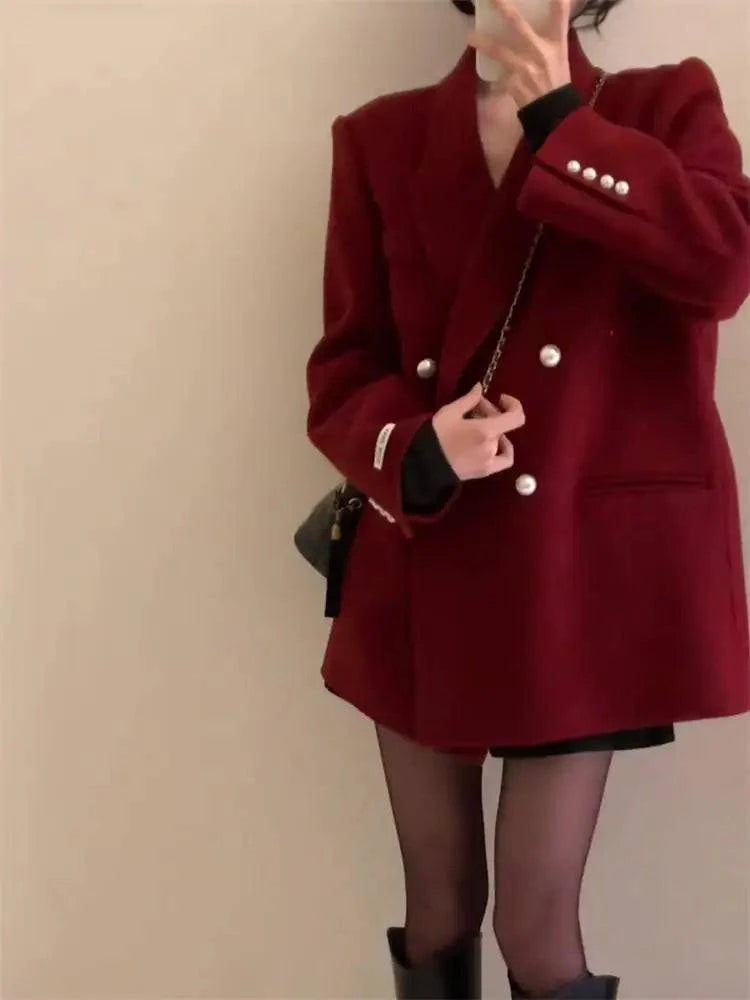 Blazer feminino oversized vermelho vinho frente completa com botões decorativos