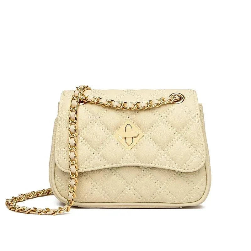Alt text: Bolsa tiracolo acolchoada preta com corrente em couro sintético.
