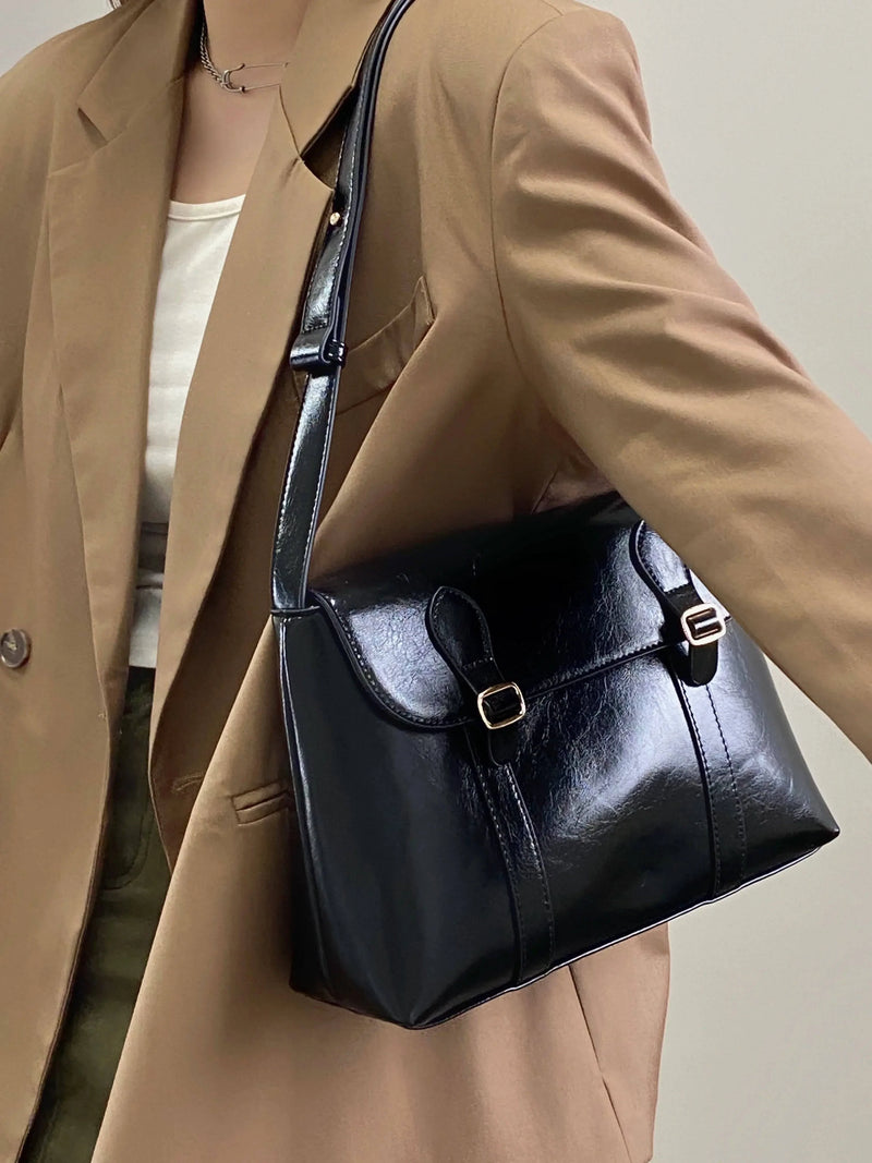 "Bolsa Satchel Feminina em Couro marrom, elegante e versátil."