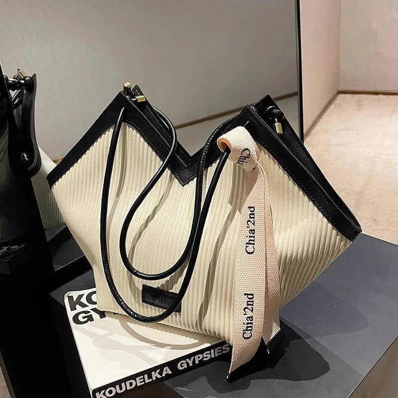 "Bolsa Tote feminina em Couro Royale, elegante e sofisticada."
