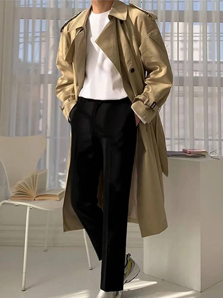 Look completo com Sobretudo Masculino Longo Caqui aberto sobre camiseta branca e calça preta. Combinação moderna e sofisticada.