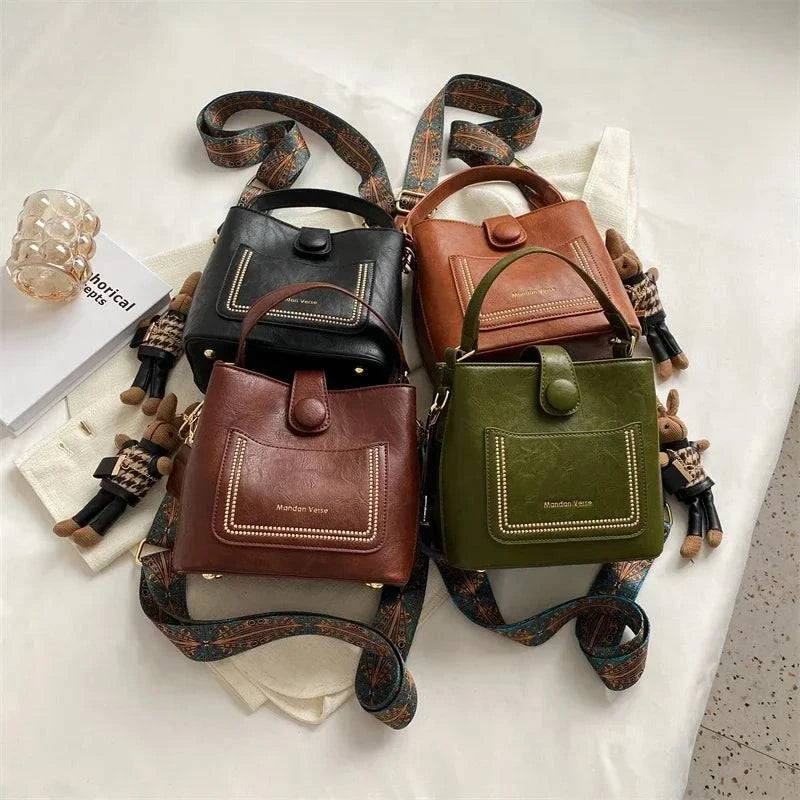 Alt text: Bolsa Tote feminina pequena em tom neutro, da marca Cristalle.